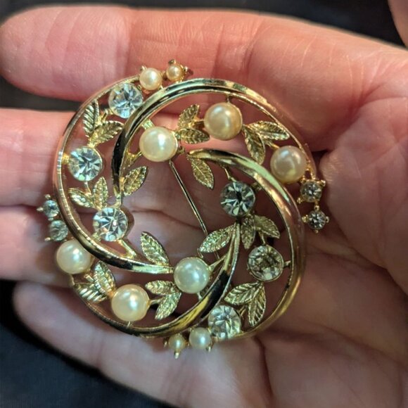 Gold Tone Circle Brooch Faux Pearls Rhinestones Leaf Design Vintage Floral Jewel - Picture 2 of 6